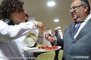 Voluntária do Greenpeace oferece tomate com agrotóxico a deputado