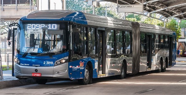 &Ocirc;nibus de S&atilde;o Paulo em terminal.