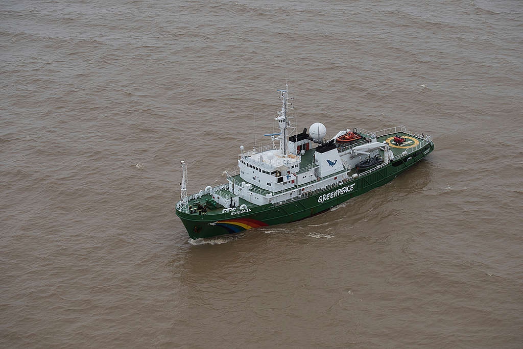 Navio Esperanza na costa do Amapá e em meio a águas turvas