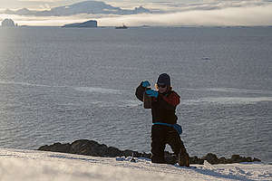 Pesquisador do Greenpeace coleta amostra de neve na Antártida