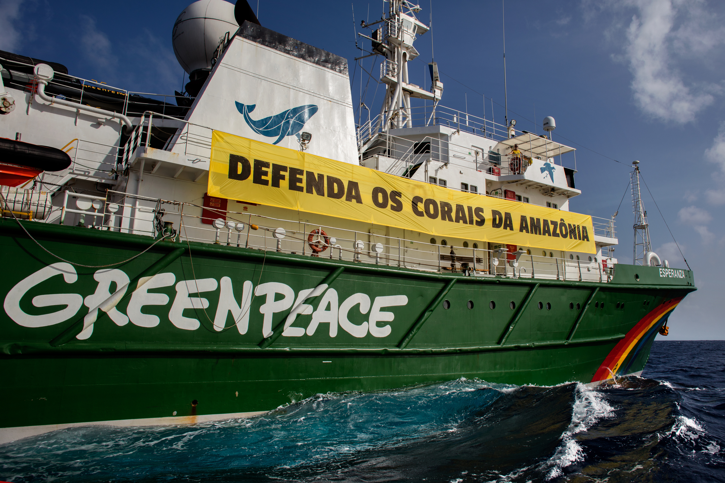Navio Esperanza com banner Defenda os Corais da Amazônia