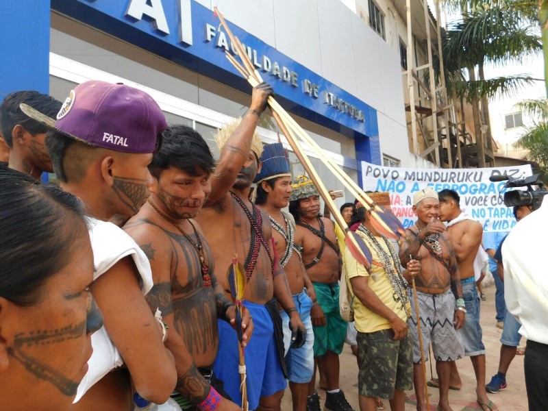 Indígenas protestam contra audiência pública em frente a Faculdade