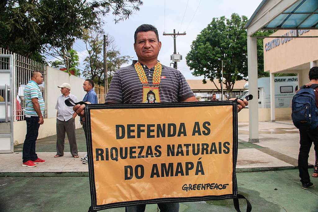 Cacique do povo Karipuna segura cartaz em defesa dos Corais da Amazônia.