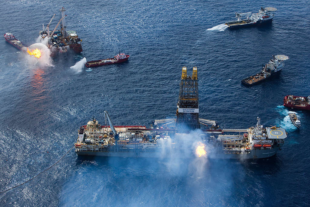 Plataforma que explodiu no oceano e causou vazamento de óleo.