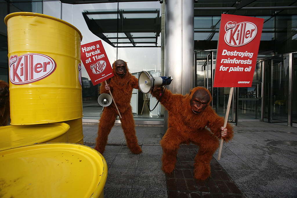 Ativistas vestidos de orangotango protestam na fábrica da Nestlé, em Londres.