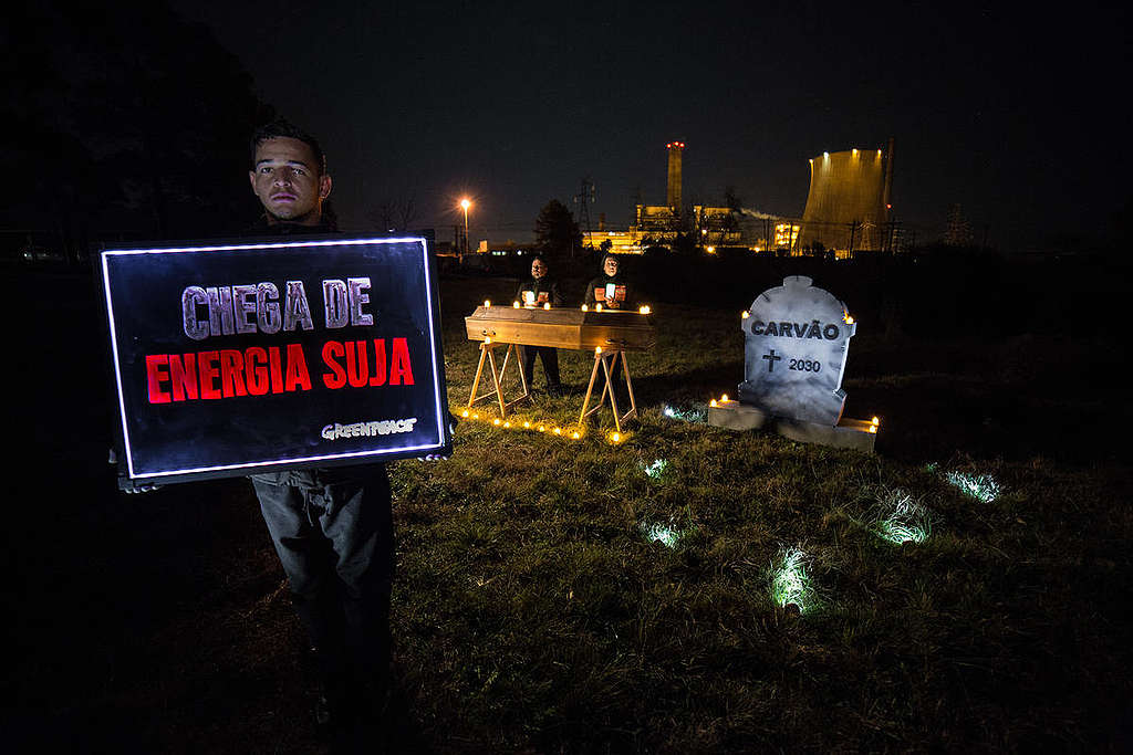 Funeral do carvão realizado por ativistas do Greenpeace em frente à termelétrica de Candiota © Marlon Marinho