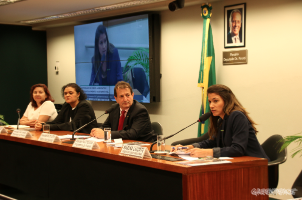 Marina Lacôrte discursa em plenária no Congresso