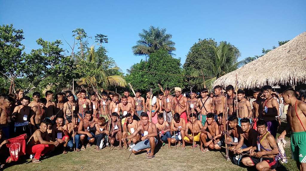 Jovens Munduruku reunidos em foto