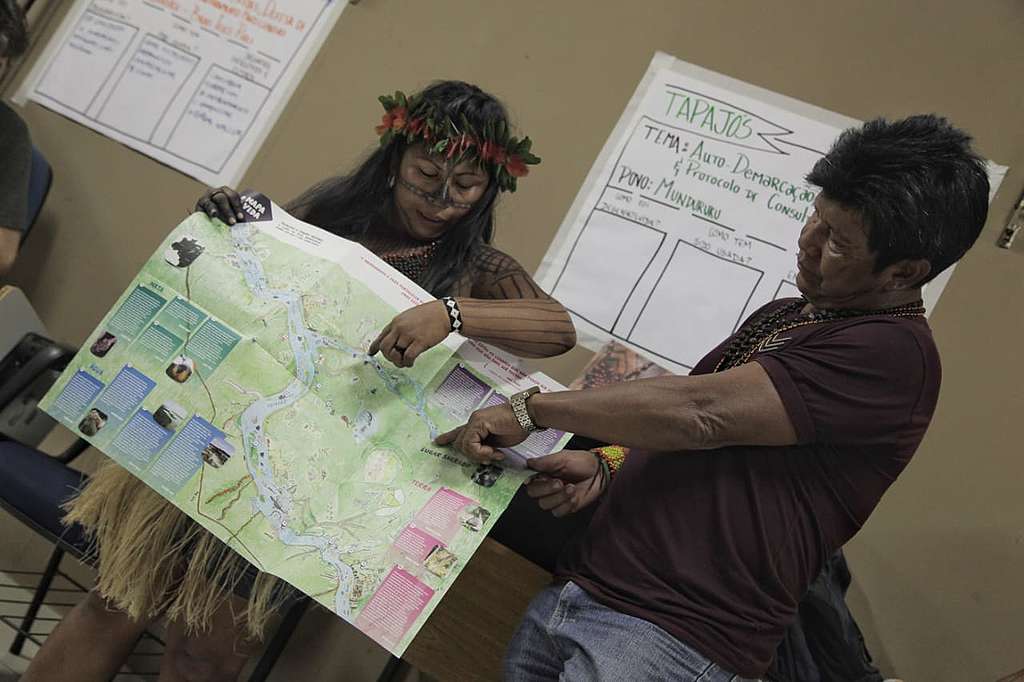 Lideran&ccedil;as Munduruku mostram o Mapa da Vida ao p&uacute;blico durante o evento Bel&eacute;m+30, apontando alguns pontos no mapa.