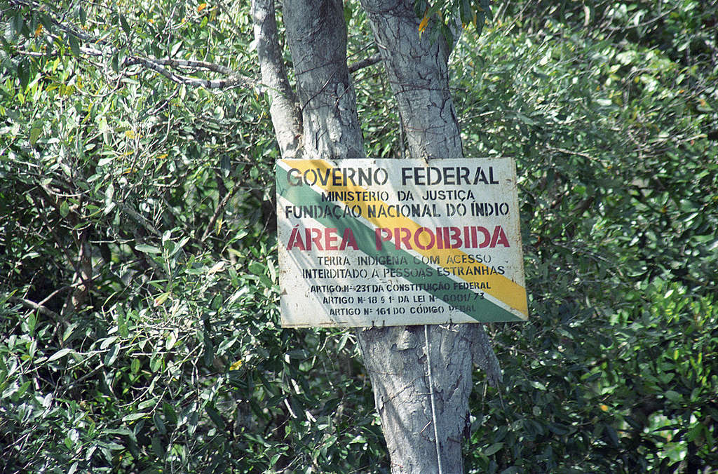 Placa da demarcação do território Deni.