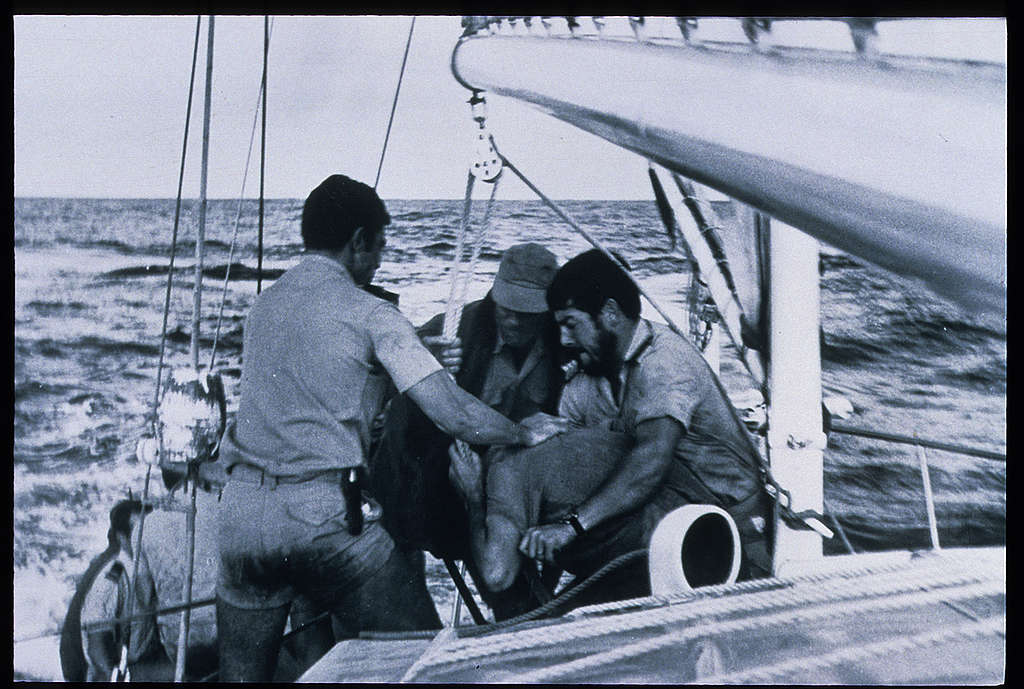 Polícia francesa agride ativista do Greenpeace dentro do navio, em 1973.