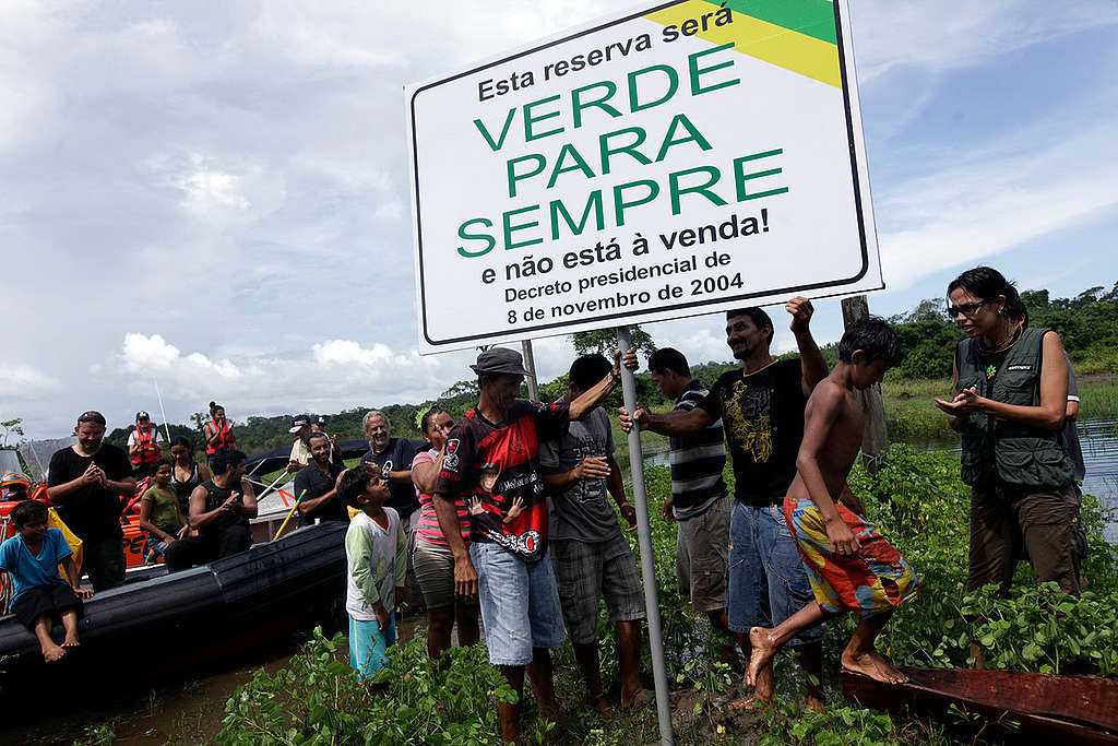 Placa que oficializa a criação de área de conservação no porto de Móz.