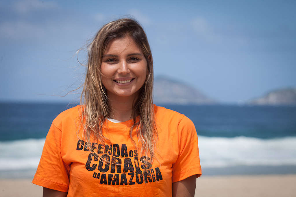 A surfista Maya Gabeira com camiseta em defesa dos Corais da Amazônia.