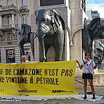Ativistas seguram banners escrito "Os Corais da Amazônia não são fonte de petróleo".