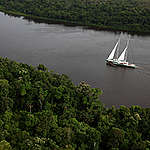 O navio Rainbow Warrior navega pelo Rio Amazonas pela primeira vez no Brasil, em março de 2012
