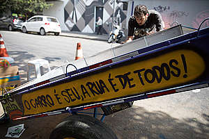 Mensagem com o dizer "O carro é seu, a rua é de todos"