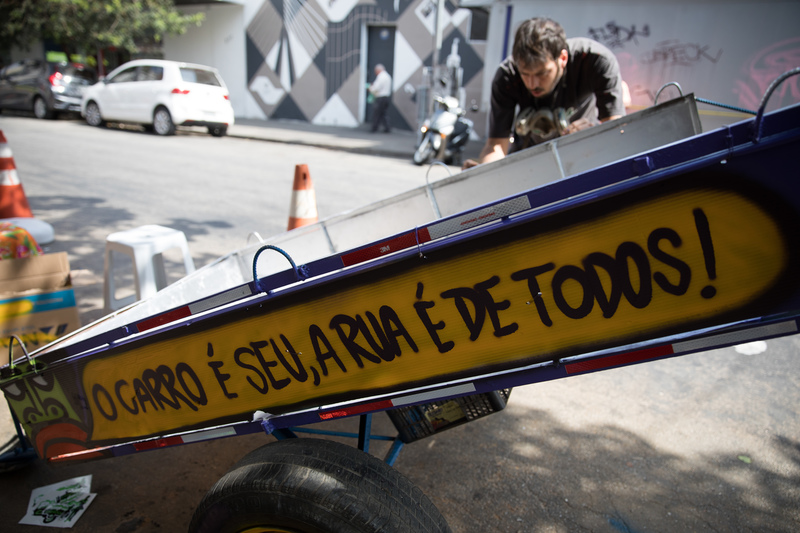 Mensagem com o dizer "O carro é seu, a rua é de todos"