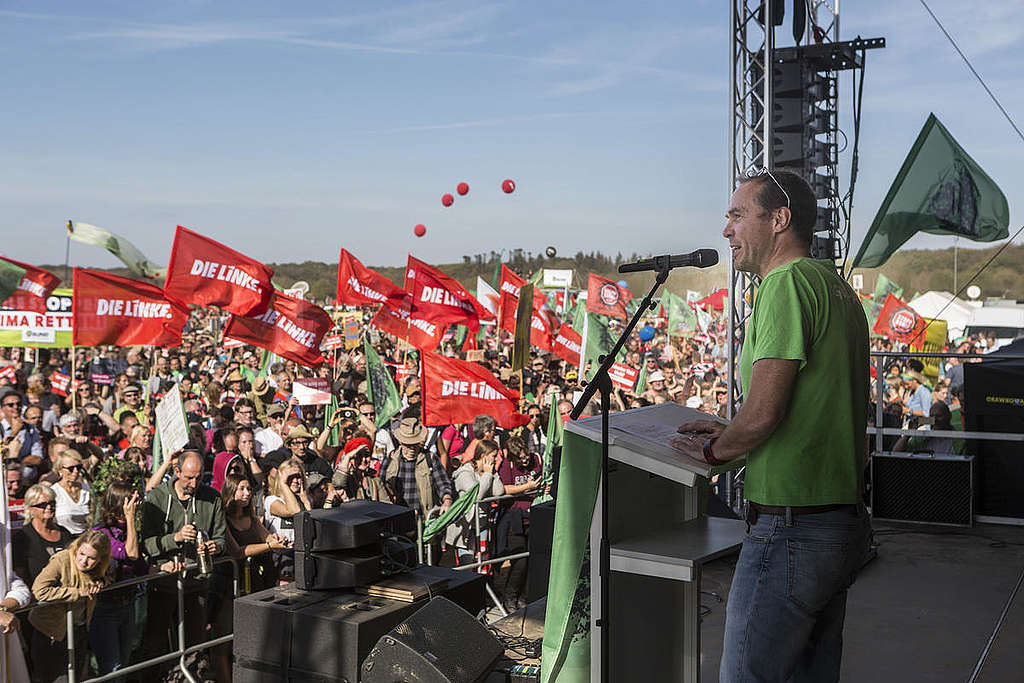 Martin Kaiser, diretor-executivo do Greenpeace Alemanha realiza discurso durante a manifestação