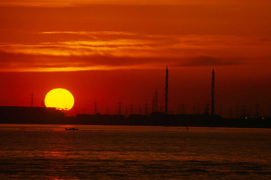 Indústria vista ao pôr do sol © Martin Lueders