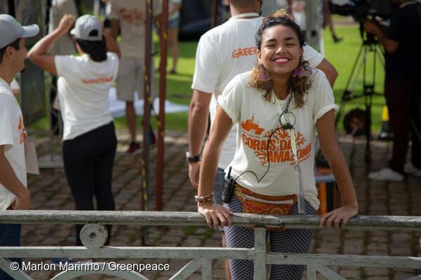 A ativista e voluntária do Greenpeace Ana Carolina na mobilização pela Defesa dos Corais da Amazônia