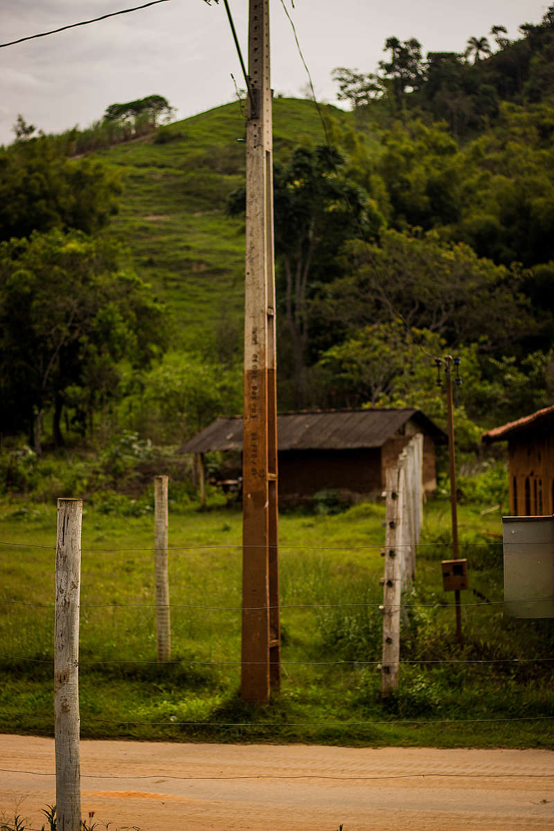Poste na cidade de Paracatu de Baixo que fornece a dimensão da altura que a lama chegou.