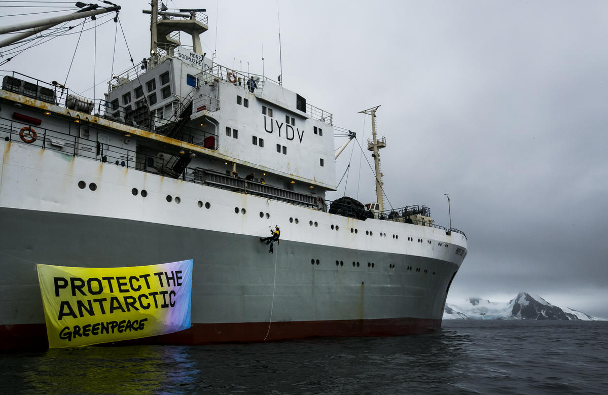 Ativistas do Greenpeace colocam banner em um navio de pesca industrial