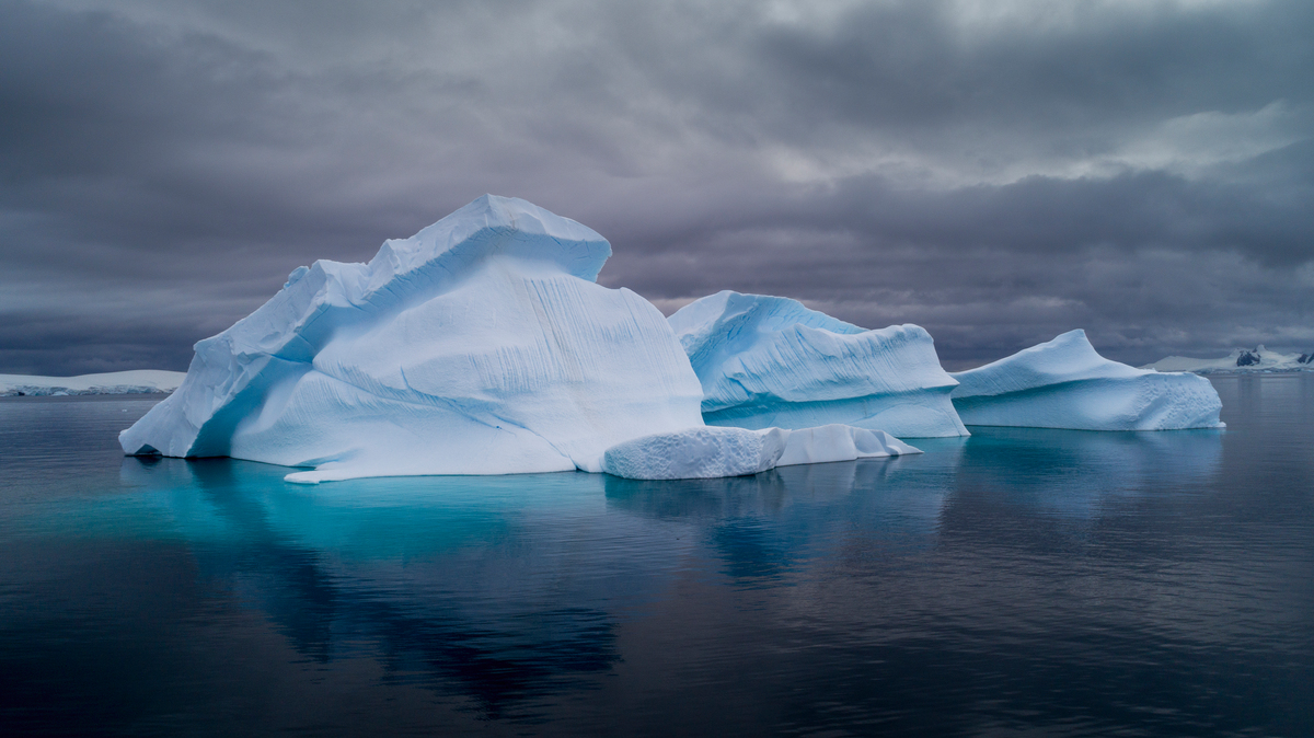 Icebergs in Charlotte Bay in the Antarctic. © Christian Åslund