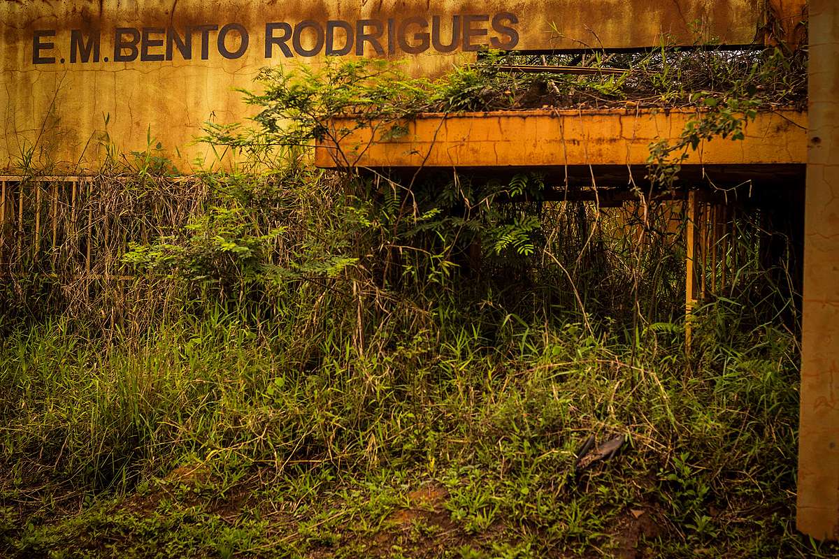 Escola municipal de Bento Rodrigues completamente soterrada pela lama na comunidade mais próxima da barragem da Samarco.