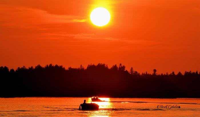 Por-do-sol sobre um lago na floresta