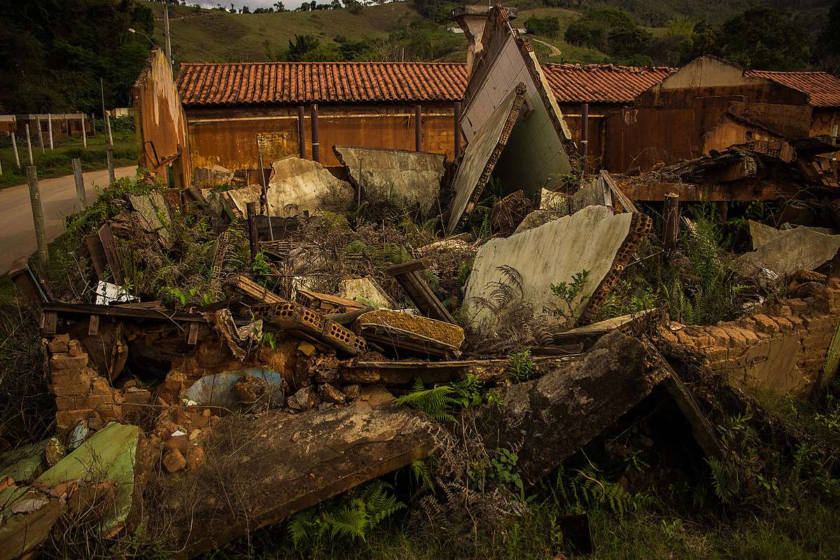 Casa que foi completamente destruída e veio abaixo em Paracatu de Baixo.