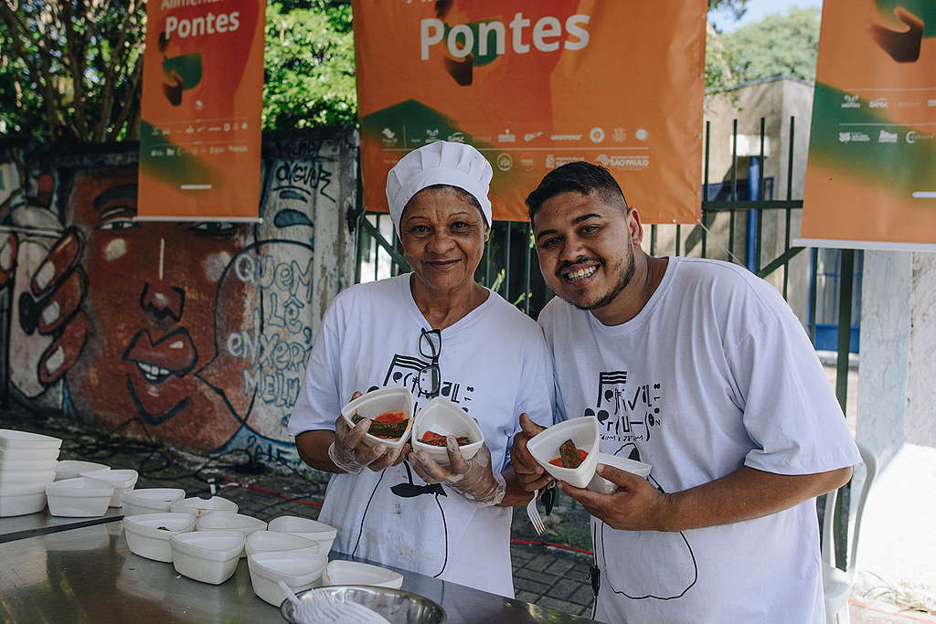 A chef local Tia Nice e Thiago Vinicius, da Agência Solano Trindade