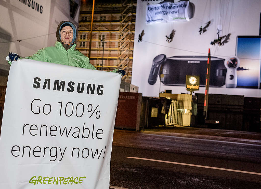 Ativista segura cartaz pedindo a Samsung 100% de energia limpa © Mike Schmidt