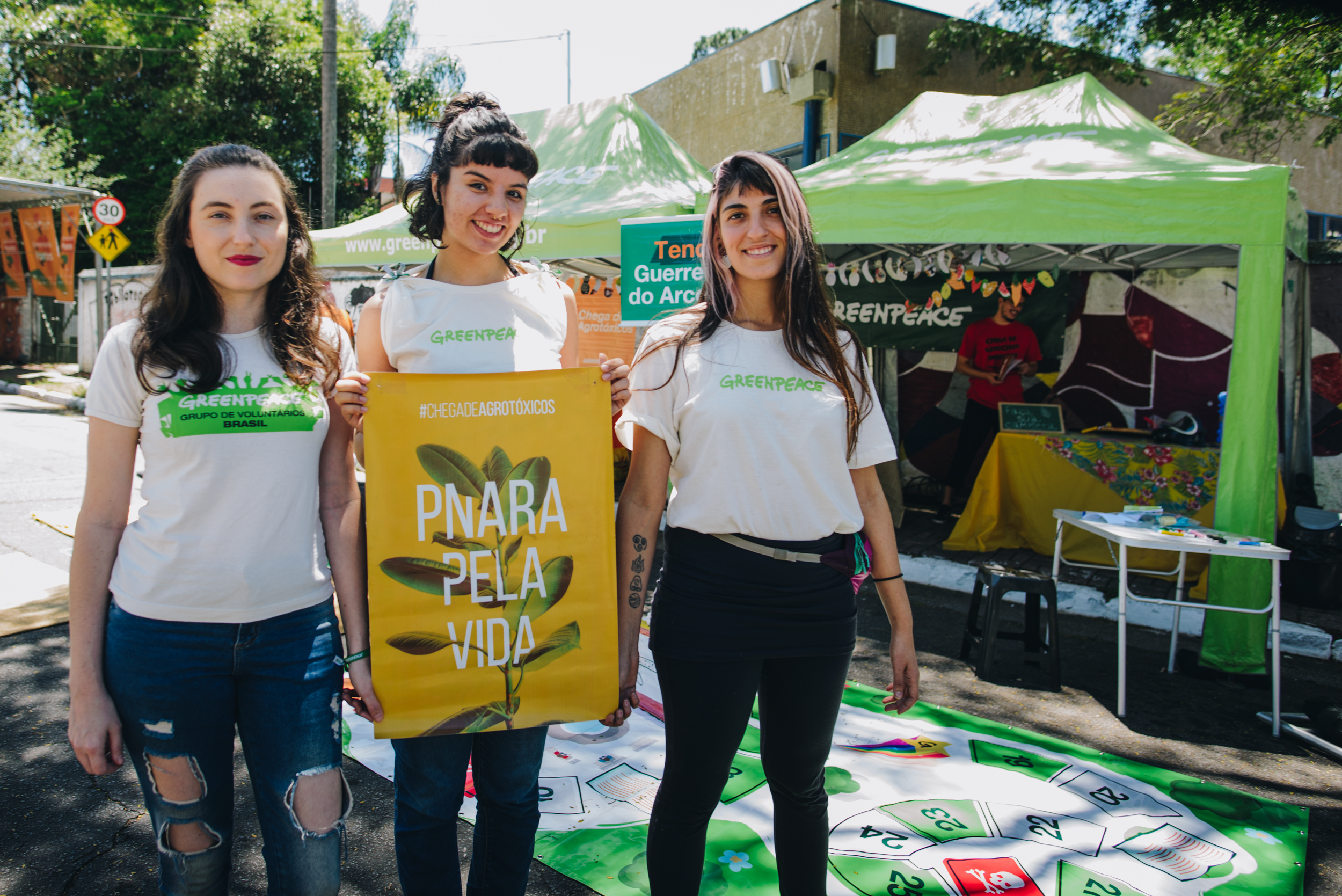 Mariana Belato, Grazielle Garcia e Natalia Ricci, voluntárias do Greenpeace