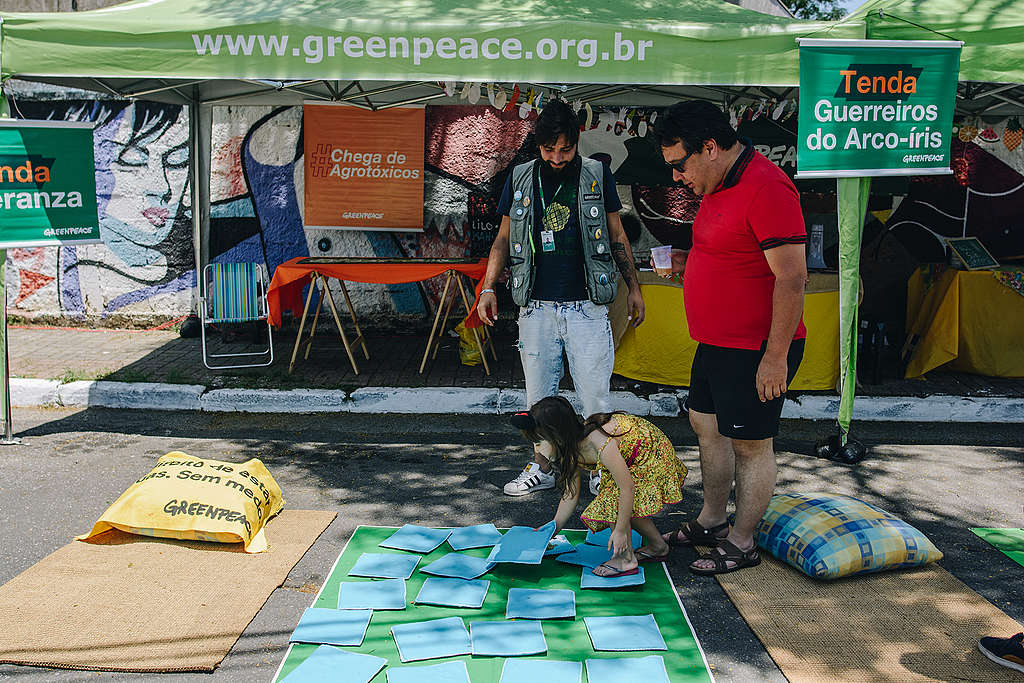 Jogo da memória na tenda do Greenpeace