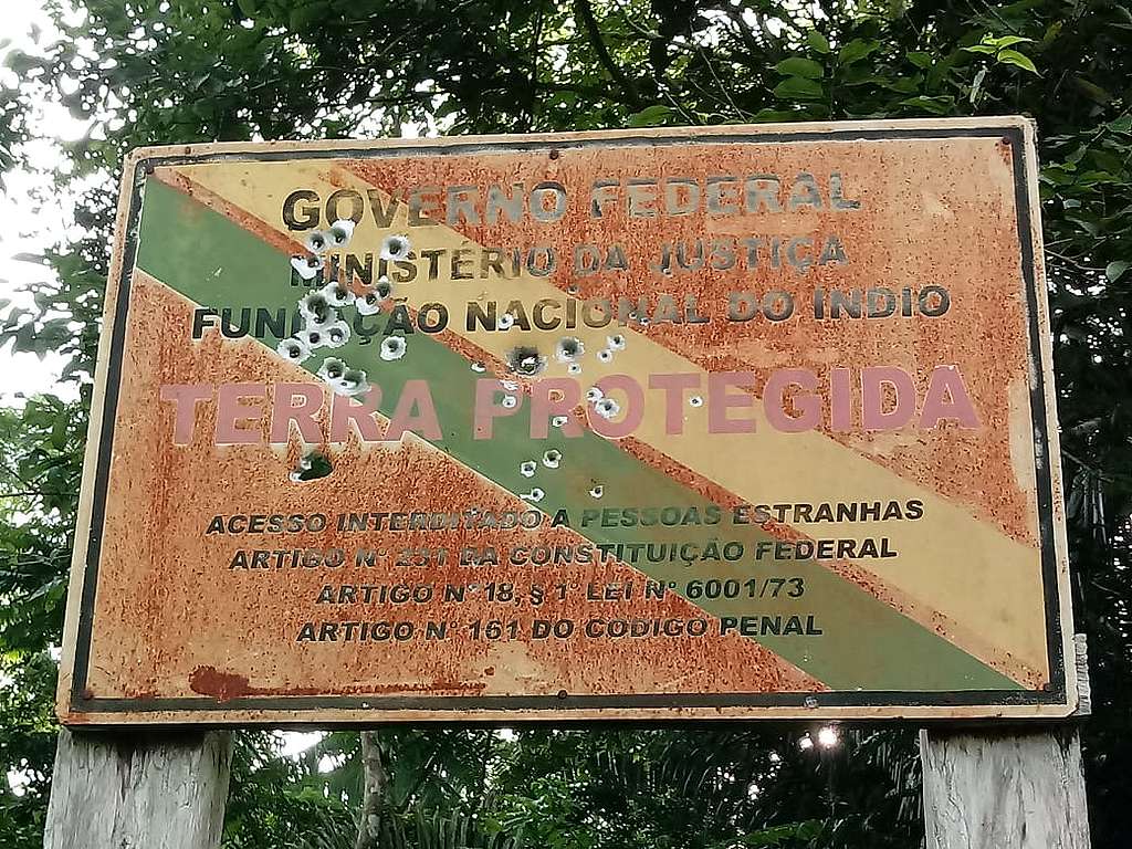 Placa da TI Uru Eu Wau Wau com marcas de tiros