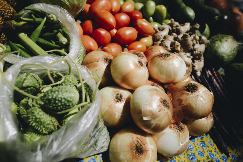 legumes dispostos em feira orgânica
