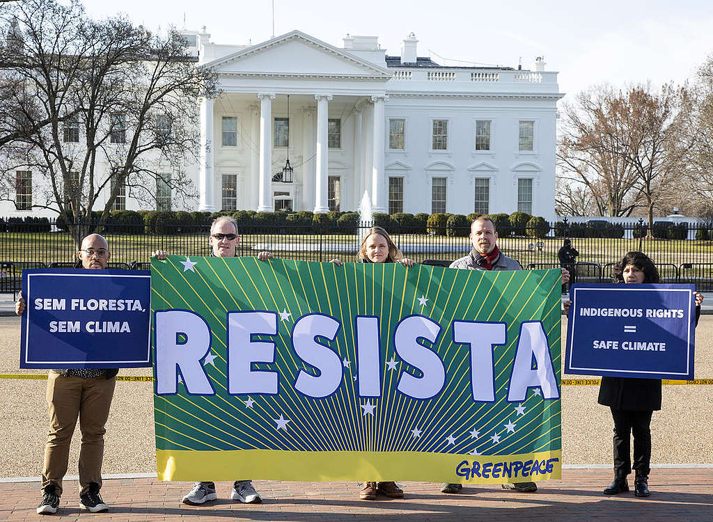 Resista Banner in front of the White House in Washington D.C. © Tim Aubry / Greenpeace