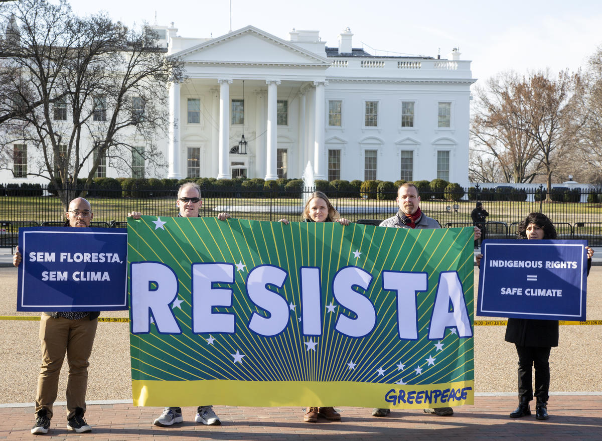Resista Banner in front of the White House in Washington D.C. © Tim Aubry / Greenpeace