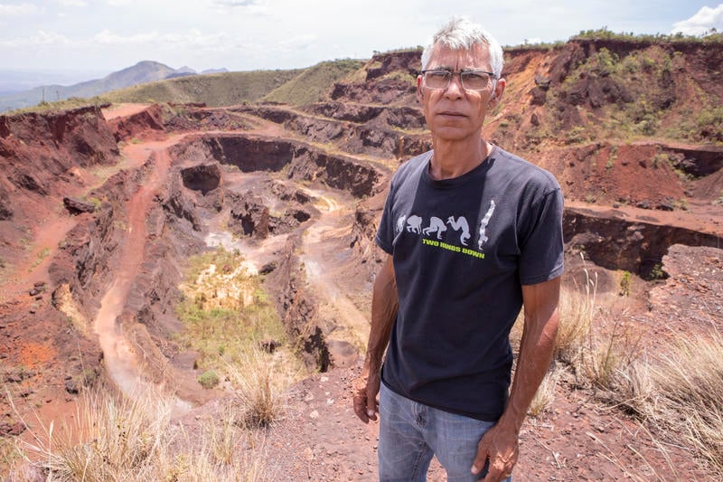 Wander Alves na frente da Barragem da Mina Casa Branca.