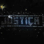 Indígenas formam mensagem com cerca de 3.000 luzes de LED: Justiça é uma exigência desses povos por seus direitos constitucionais de proteger suas terras e florestas.