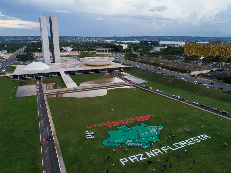 Ativistas do Greenpeace fazem um protesto diante do Congresso Nacional em 2017, cobrando medidas das autoridades e o fim da impunidade para crimes no campo.