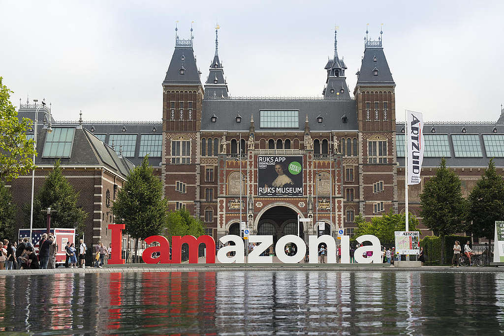 A famosa escultura “I amsterdam” se transformou em uma mensagem contra o desmatamento da Amazônia e de apoio aos povos indígenas. © Olivier Truyman / Greenpeace A famosa escultura “I amsterdam” se transformou em uma mensagem contra o desmatamento da Amazônia e de apoio aos povos indígenas. © Olivier Truyman / Greenpeace