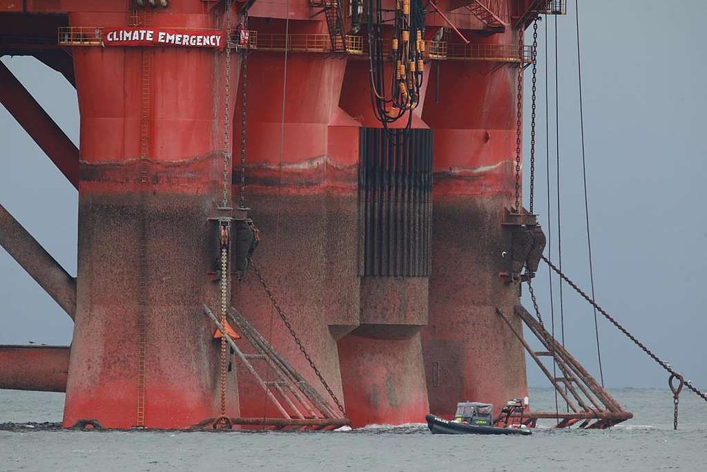 Greenpeace Climbers on BP Oil Rig Scotland. © Greenpeace