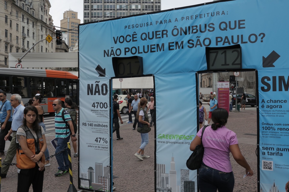 Informal Survey on Non-polluting Buses in São Paulo. © Daniel Kfouri / Greenpeace