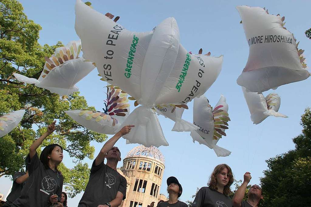 Pombas da paz - Hiroshima Atomic Bombing 60th Anniversary. Japan 2005. © Greenpeace / Jeremy Sutton-Hibbert