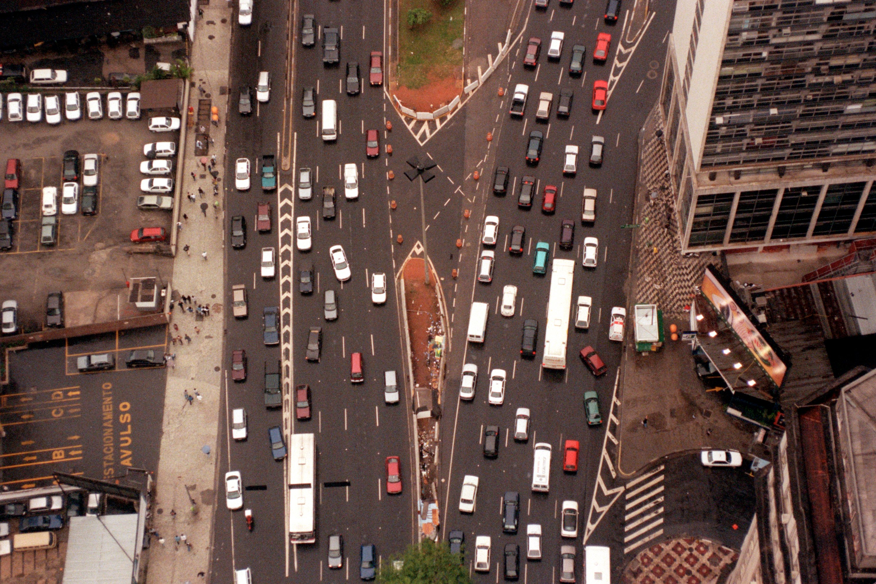 Vista aérea do trânsito caótico e poluente da cidade de São Paulo