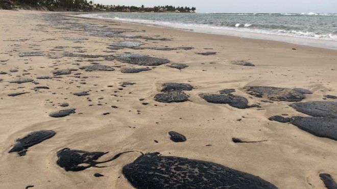 manchas de óleo em praia da Paraíba