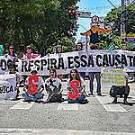 Ativistas do Fridays for Future Ceará na Greve Global pelo Clima em 15 de mar&ccedil;o. Eles carregam faixas e cartazes com a mensagem: SOS Clima