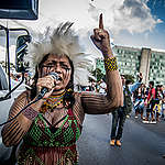A mulher indígena Nara Baré discursa ao lado de carro de som em Brasília