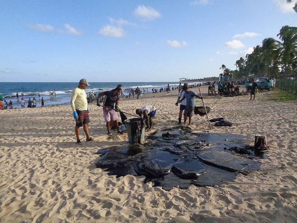 grande mancha de óleo na praia de Recife